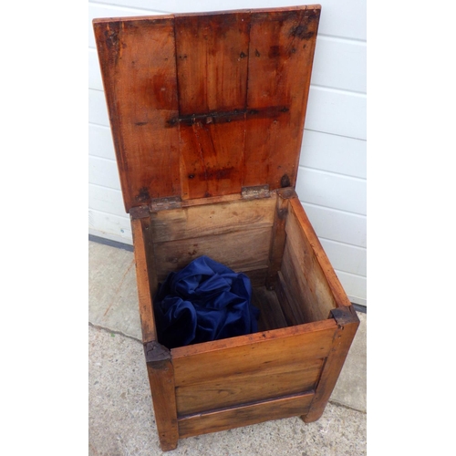 797 - A 19th cen French walnut commode, 48cm wide