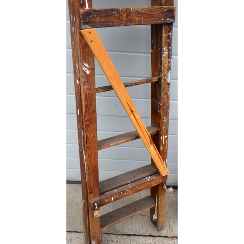 825 - Two wooden step ladders and two small low open bookcases (4) (a/f)