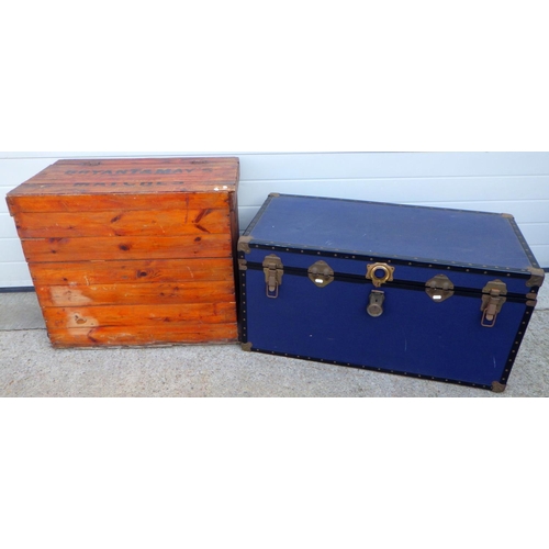 858 - A wooden trunk and a blue trunk (2)