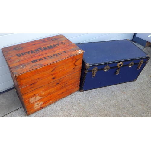 858 - A wooden trunk and a blue trunk (2)