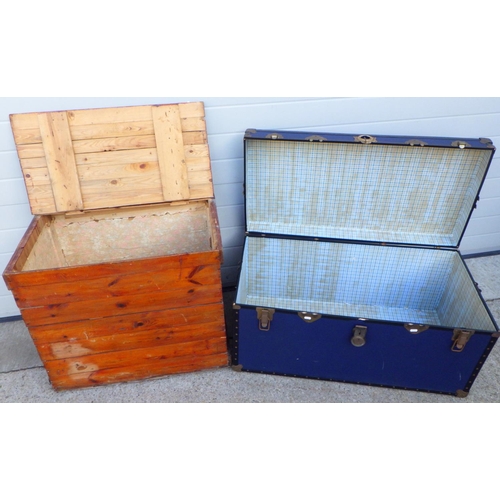 858 - A wooden trunk and a blue trunk (2)