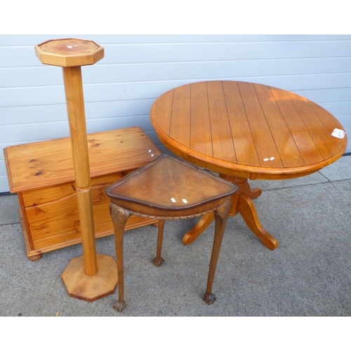 861 - A circular kitchen table, modern pine blanket box, stand & corner table (4)