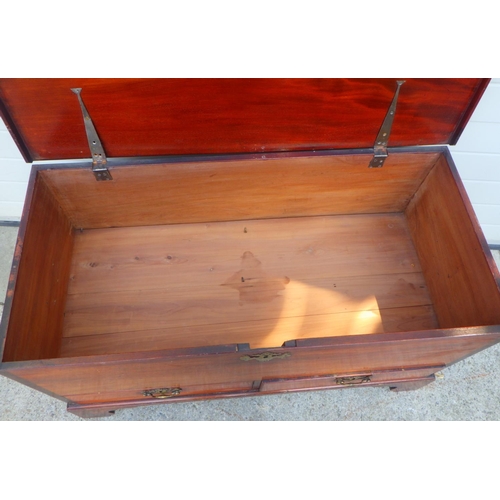 862 - A mahogany & rosewood crossbanded mule chest on bracket feet 115cm wide