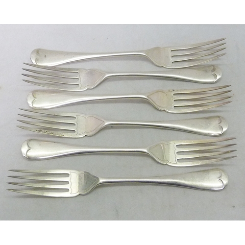 125 - A six place group of silver fish cutlery, 20th cent.  Slices 209mm / forks 168mm / 590g