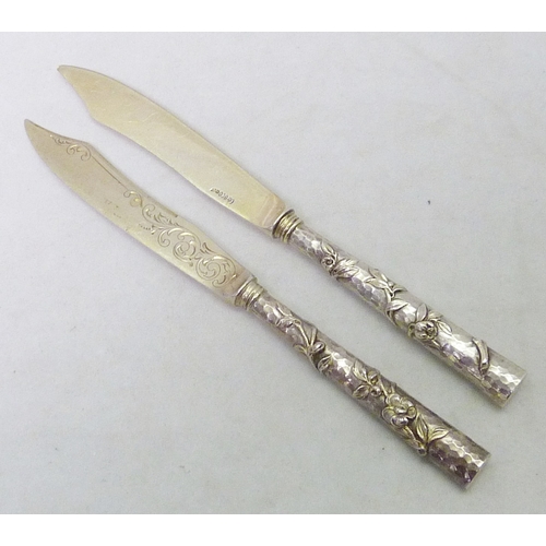 126 - A pair of German Arts & Crafts / Jugendstil influence white metal knives marked 800, 165mm long; six... 