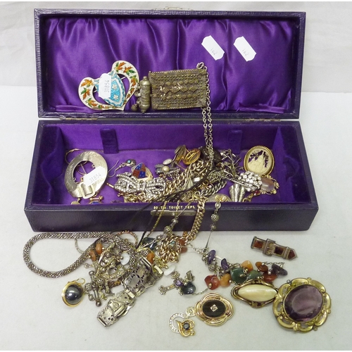 162 - A qty of costume jewellery