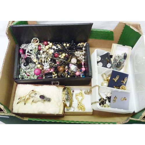 163 - A qty of misc costume jewellery to inc 18k gold plated bracelet, ear rings etc