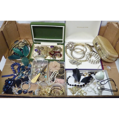 164 - A qty of misc costume jewellery to inc bracelets, necklaces etc