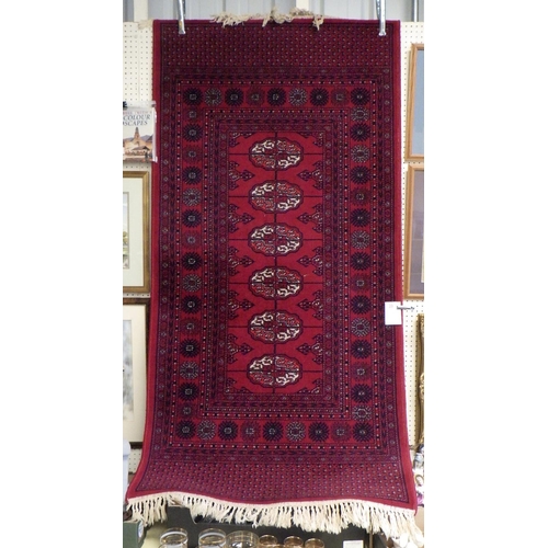 39 - A modern red Keshan super rug 90 x 180cm