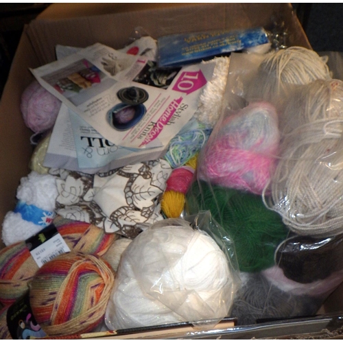 116 - A large qty of knitting & sewing accessories (qty)