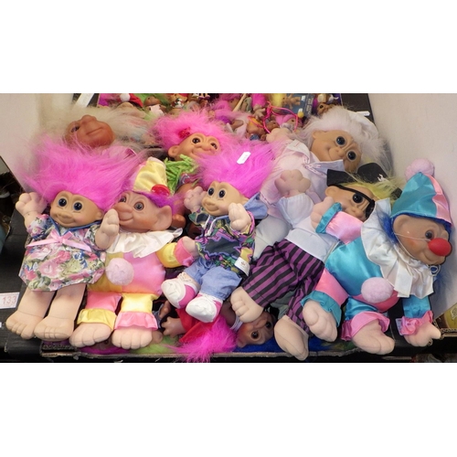 132 - A large qty of Troll dolls (2)