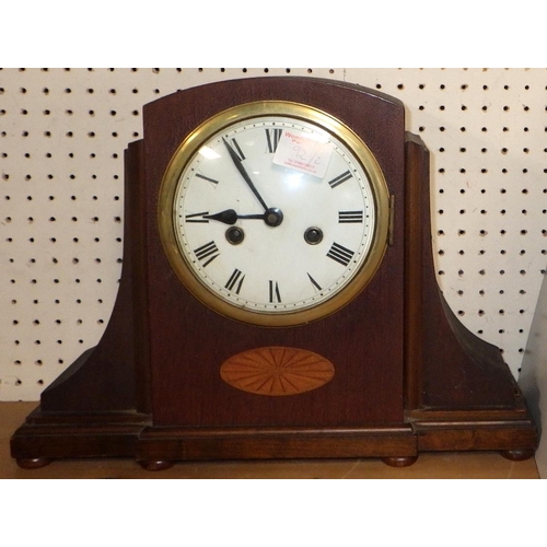 92 - An oak desk calendar together with an inlaid mantle clock AF (2)