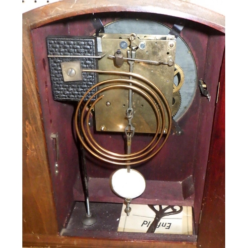 92 - An oak desk calendar together with an inlaid mantle clock AF (2)