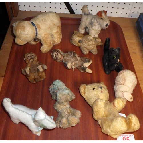 95 - A group of 11 vintage small soft toys to inc a monkey perfume bottle, Steiff rabbit etc