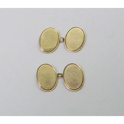 310 - A pair of chain-link cufflinks, 9ct gold.  Heads 17 x 12mm / 6g.  Cased.