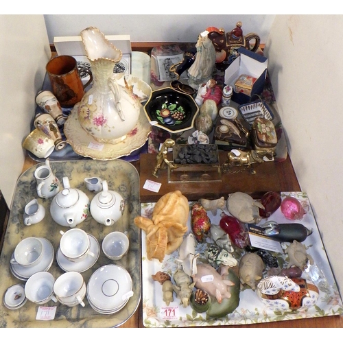 171 - A qty of misc collectables, ceramics, pigs etc (4)