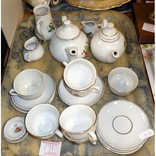 171 - A qty of misc collectables, ceramics, pigs etc (4)