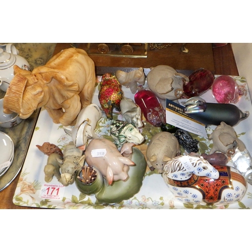 171 - A qty of misc collectables, ceramics, pigs etc (4)