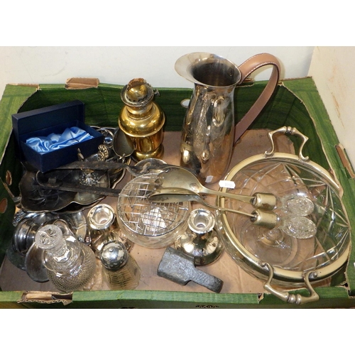 173 - A group of 5 various clocks together with a qty of silver plate and metal ware (2)