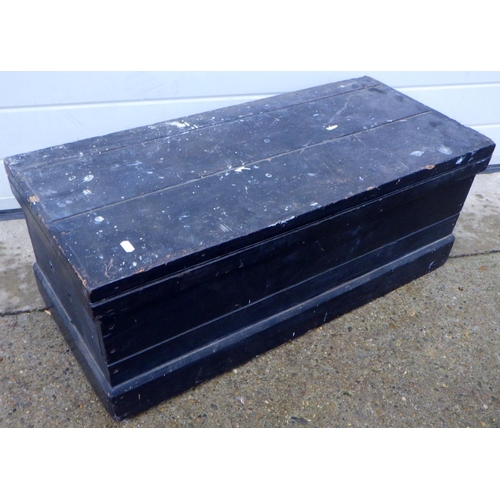 752 - A painted box with metal liner, 87cm long