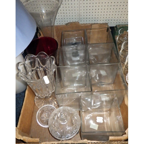 82 - A large qty of misc glass ware and a lamp (qty)