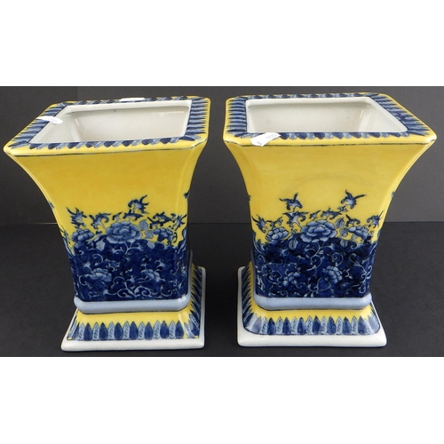 63 - A pair of reproduction Oriental vases 20cm tall