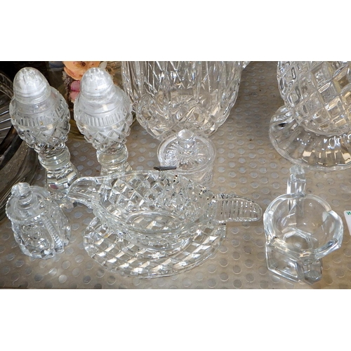 38 - A group of misc glassware