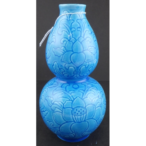 99 - A blue Chinese double gourd vase 20cm tall