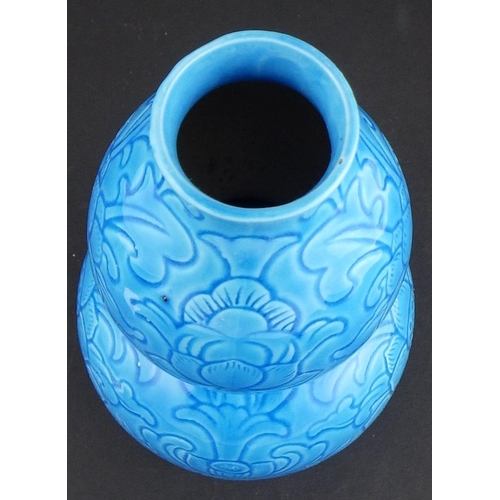 99 - A blue Chinese double gourd vase 20cm tall