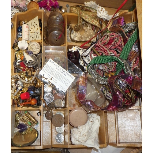 168 - A qty of jewellery making accessories and collectables (2)