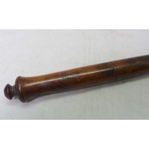 259 - A walnut bludgeon, early 18th cent.  495mm long