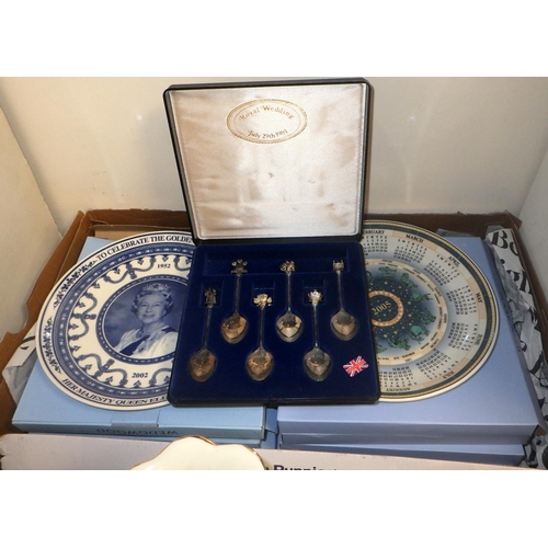 302 - A collection od Wedgwood cabinet plates together with a qty of misc ceramics etc AF (2)