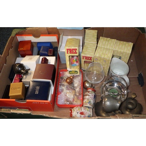 344 - A qty of misc collectables to inc empty jewellry boxes, Wallace & Gromitt ephemera, Wade etc