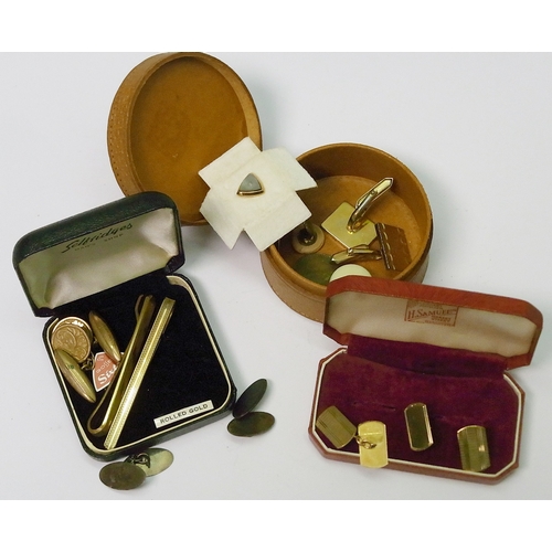 252 - A pair of 9ct gold chain link cufflinks, a/f; other cufflinks etc.