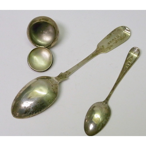 253 - A silver snuffbox, 37mm diameter; two silver spoons.
