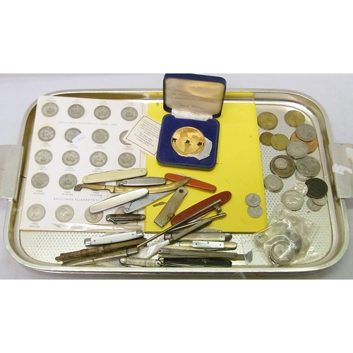 255 - A collectors' lot incl a qty of coins, penknives etc