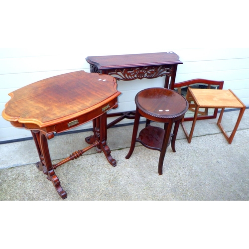 839 - A reproduction side table, three further occasional tables and a mirror (5)