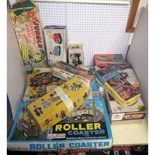 361 - A group of vintage games and toys