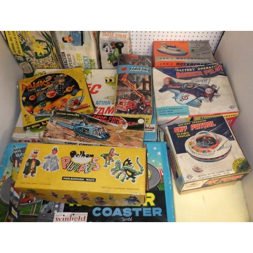 361 - A group of vintage games and toys