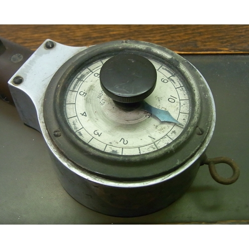 258 - A medical / dental interest collectors' lot incl a hand-held timer by X-Rays Ltd London.