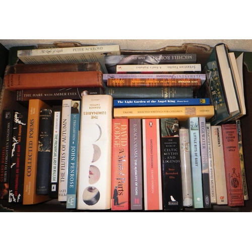 482 - A large quantity of miscellaneous paperback and hardback books. (5)