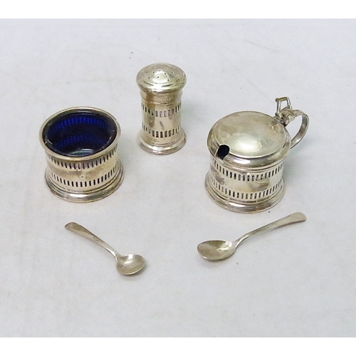 91 - A cased condiment set, silver and blue glass 20th cent. Silver 65g