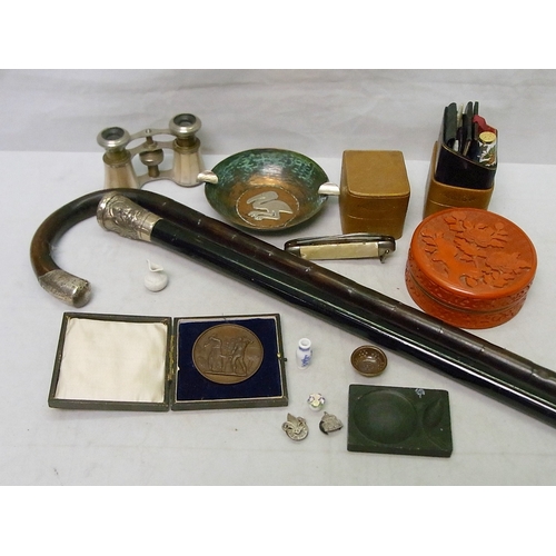 93 - A collectors' lot incl a Chinese cinnabar lacquer box, various coins, an Edwardian schools medal, a ... 