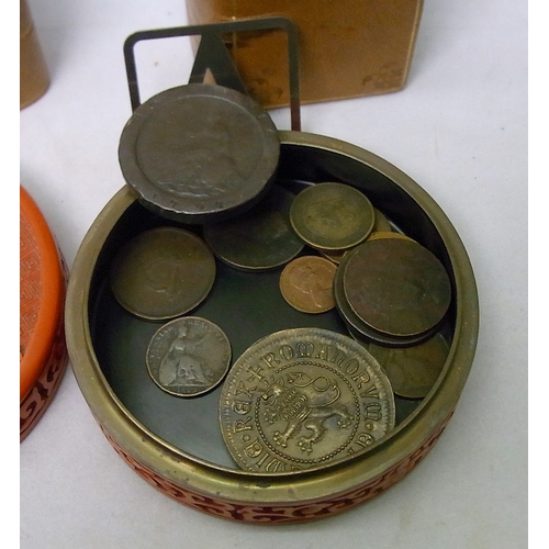 93 - A collectors' lot incl a Chinese cinnabar lacquer box, various coins, an Edwardian schools medal, a ... 