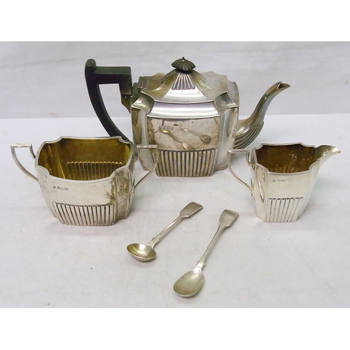 107 - A silver three piece tea set, 20th cent, teapot 220mm long; two early 19th cent condiment spoons.  6... 