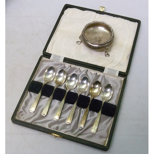 108 - A silver cauldron salt on three feet, early 20th cent; a cased set of six silver coffee spoons; a Sp... 