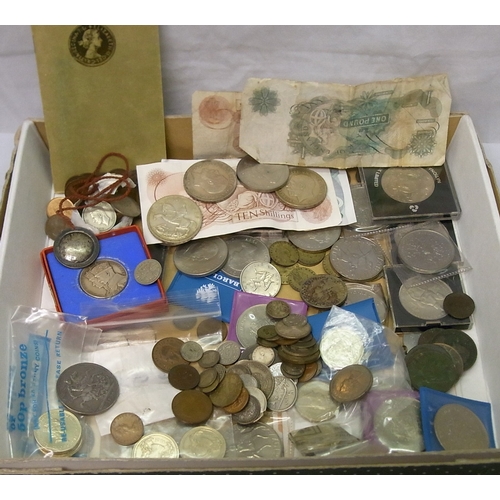 109 - A collection of coins incl a Victoria 1892 crown, George V 1935 crowns, commemorative coins incl cro... 