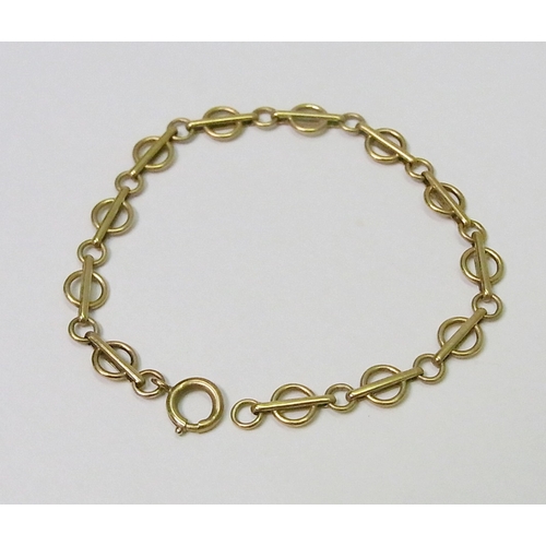 110 - A 9ct gold circle and dash design bracelet.  200mm long / 7g.