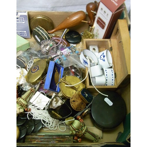 102 - A miscellaneous lot to include costume jewellery and small collectibles.