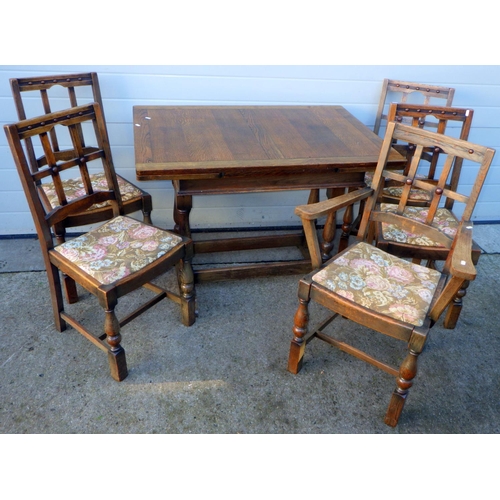 721 - An oak draw leaf table & five chairs (6)